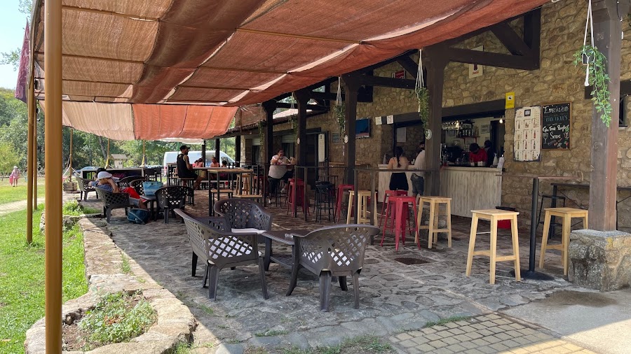 El Rio Terraza & Grill / Piscina Natural de Hoyos